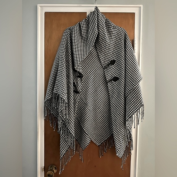 Apt. 9 Jackets & Blazers - Apt 9 houndstooth poncho.